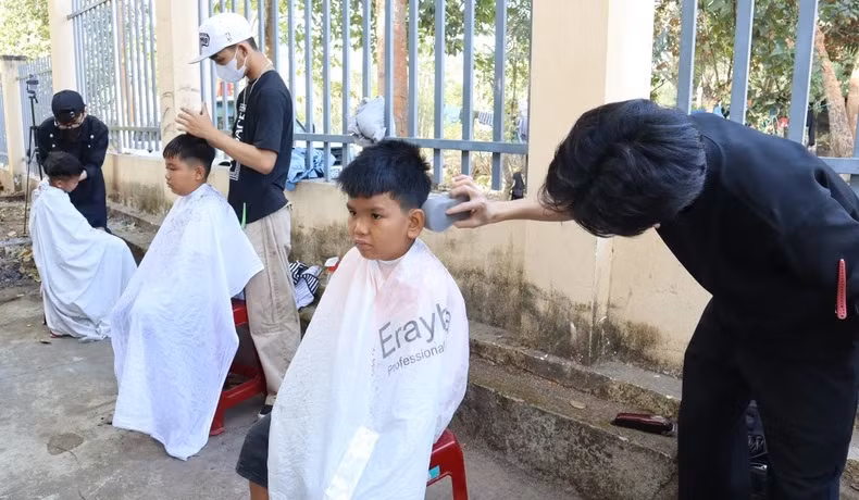 Coupe de cheveux gratuite pour les enfants dans les zones frontalières. Photo : NDEL.