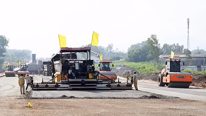 Mise en chantier du projet de construction de l'autoroute Biên Hoa - Vung Tàu. Photo: Duy Linh/NDEL. Mise en chantier du projet de construction de l'autoroute Biên Hoa - Vung Tàu. Photo: Duy Linh/NDEL.