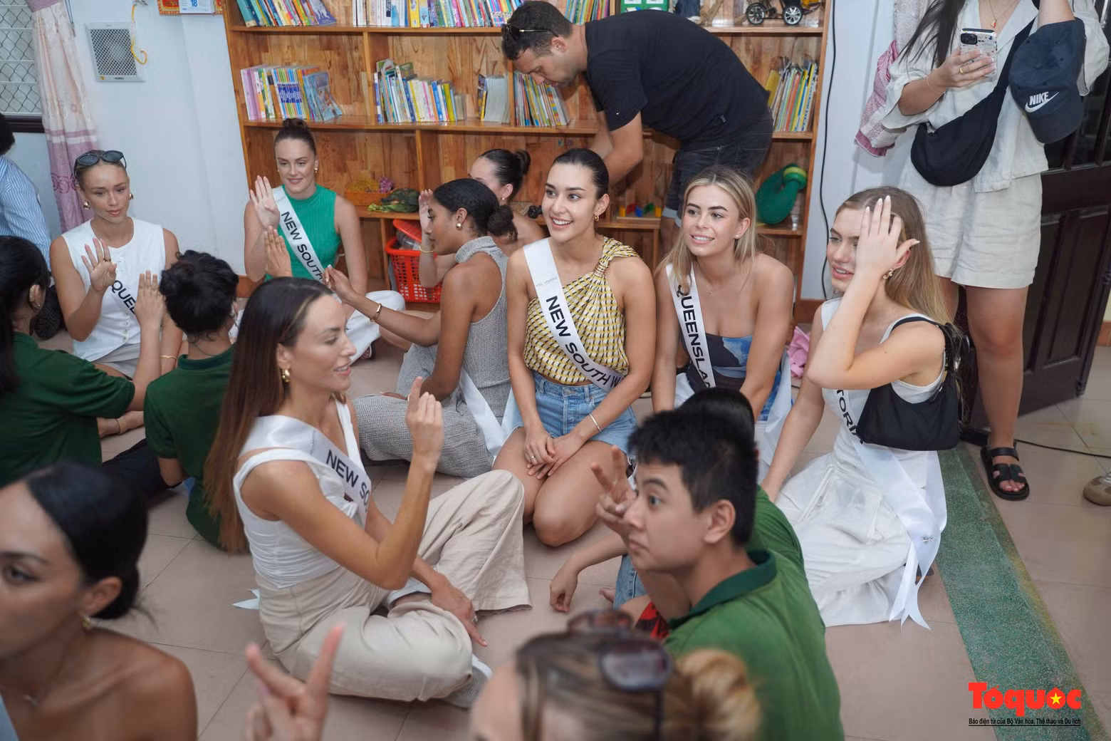 Les miss australiennes apprennent la langue des signes avec des enfants au Centre de soutien et d’éducation inclusive pour les enfants malentendants de Quang Nam. Photo: toquoc.vn.