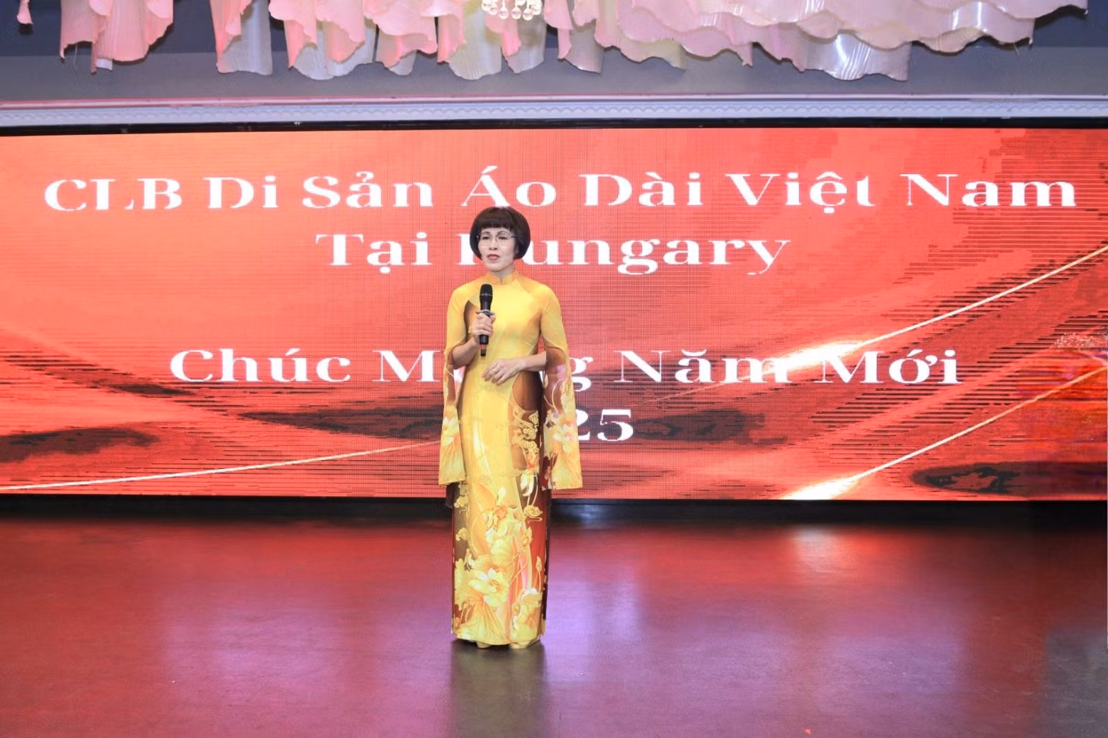 Selon la vice-présidente de l’Association des Vietnamiens résidant en Hongrie, Phan Bich Thien, le Club du patrimoine vietnamien « áo dài » en Hongrie est un lieu qui unit l’amour pour le costume traditionnel des femmes vietnamiennes. Photo : Club du patrimoine vietnamien « áo dài » en Hongrie.