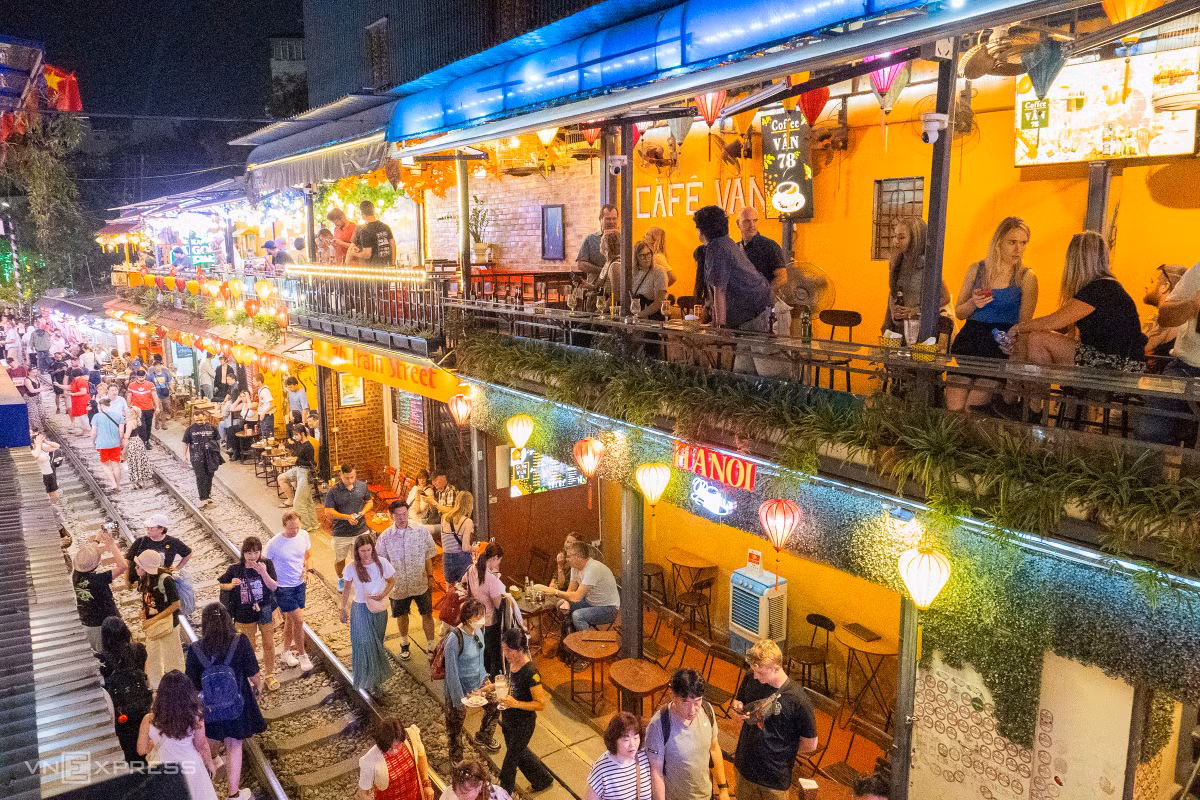 Bien que les autorités aient installé des barricades et des points de contrôle aux deux entrées de l'allée ferroviaire, dans les rues Tran Phu et Phung Hung, de nombreux touristes parviennent toujours à entrer.