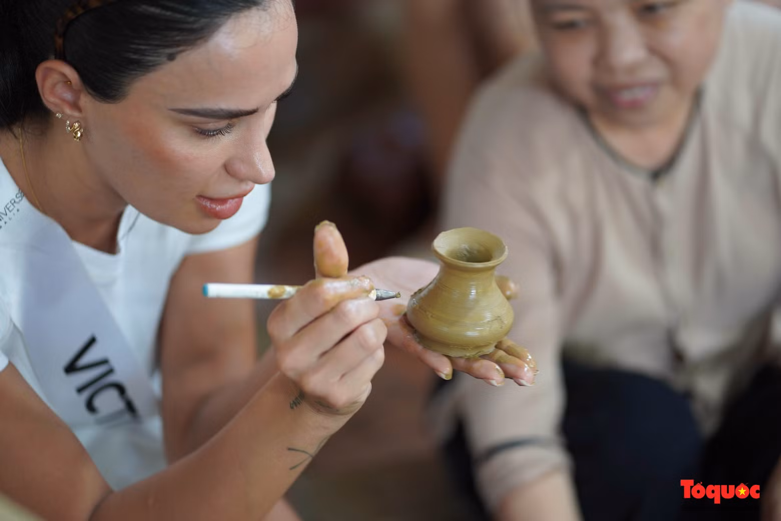 Les miss australiennes peuvent fabriquer elles-mêmes leurs propres produits en céramique grâce aux instructions des artisans locaux. Photo: toquoc.vn.