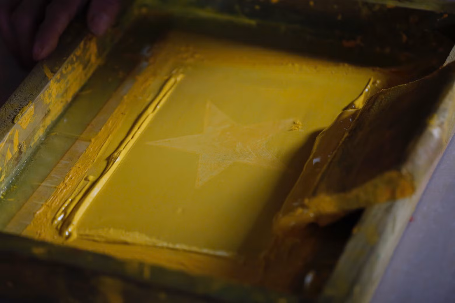 Pour confectionner des drapeaux, il faut d’abord choisir un beau tissu, puis le découper soigneusement. Il faut bien mesurer, bien soigner les bords et l’étoile, qui doit être parfaitement centrée. Photo : congluan