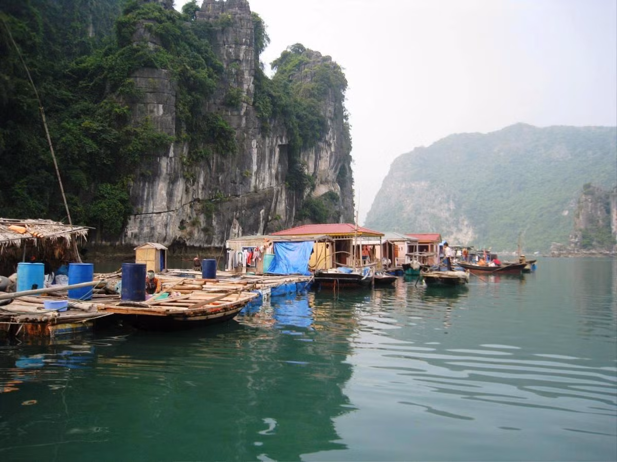 Au milieu du village se trouve une maison communautaire, espace de vie commun des pêcheurs, entourée de maisons flottantes et de zones d'élevage de produits aquatiques. Photo : Saostar.