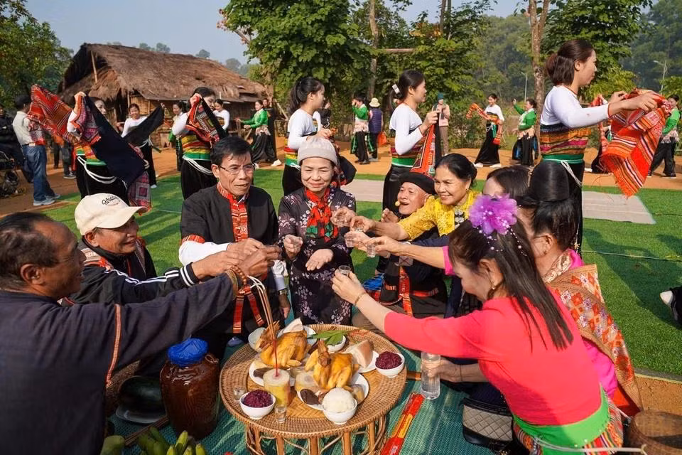 Le banquet qui suit la fête est un moment de partage et de convivialité où les convives dégustent avec délectation des plats à base de riz nouveau, de porc et arrosent le tout du délicieux vin "cần". Photo : VNA. Le banquet qui suit la fête est un moment de partage et de convivialité où les convives dégustent avec délectation des plats à base de riz nouveau, de porc et arrosent le tout du délicieux vin "cần". Photo : VNA.