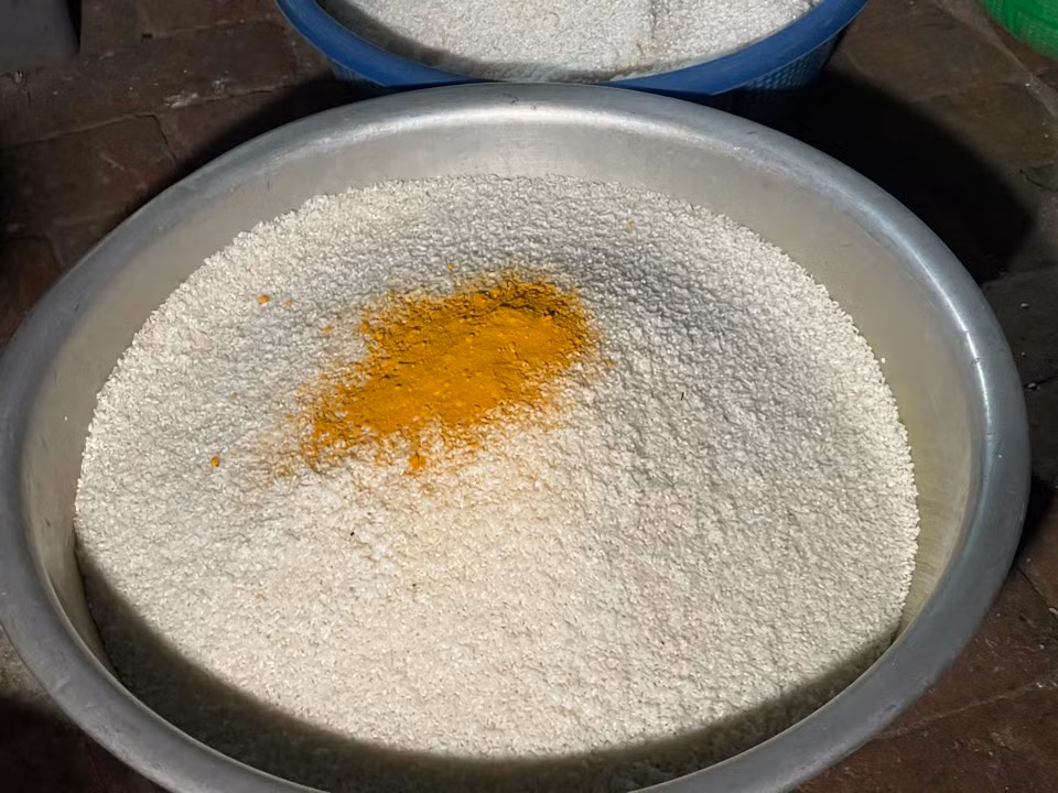 Des biscuits au sésame au bon goût doivent être préparés à partir du riz non collant Khang Dân. Ce riz, cuit à la vapeur, est parfait pour la fabrication des biscuits au sésame.