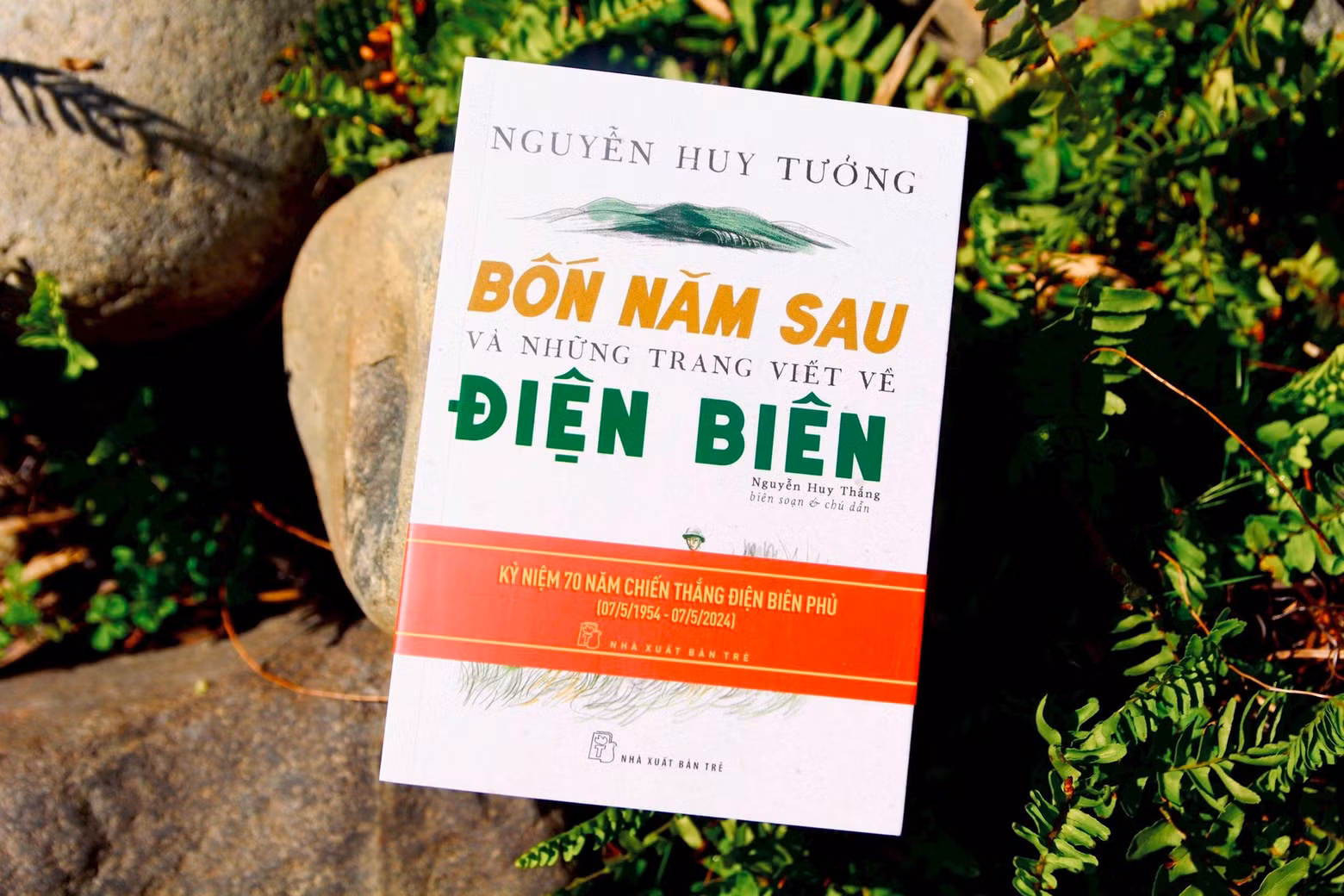 « Quatre ans plus tard et des pages sur Diên Biên » est une œuvre de l'écrivain Nguyen Huy Tuong (1912 – 1960), qui est composée et annotée par son fils Nguyen Huy Thang. Photo: nxbtre.com.vn.
