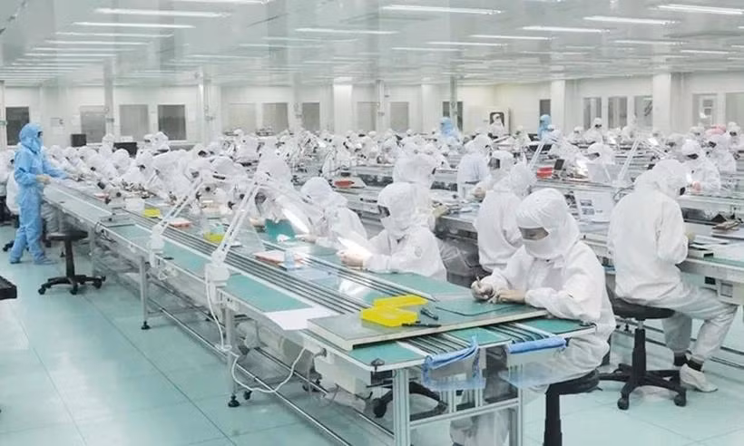 La province de Bac Giang envisage d’attirer les investissements dans l’industrie de transformation et de fabrication à grande échelle, l’application de haute technologie, la fabrication intelligente, l’application de l’intelligence artificielle (IA), la transformation verte, l’énergie verte, la production industrielle au service de l’exportation, et notamment les projets dans l’industrie des semi-conducteurs. Photo : VNA. La province de Bac Giang envisage d’attirer les investissements dans l’industrie de transformation et de fabrication à grande échelle, l’application de haute technologie, la fabrication intelligente, l’application de l’intelligence artificielle (IA), la transformation verte, l’énergie verte, la production industrielle au service de l’exportation, et notamment les projets dans l’industrie des semi-conducteurs. Photo : VNA.