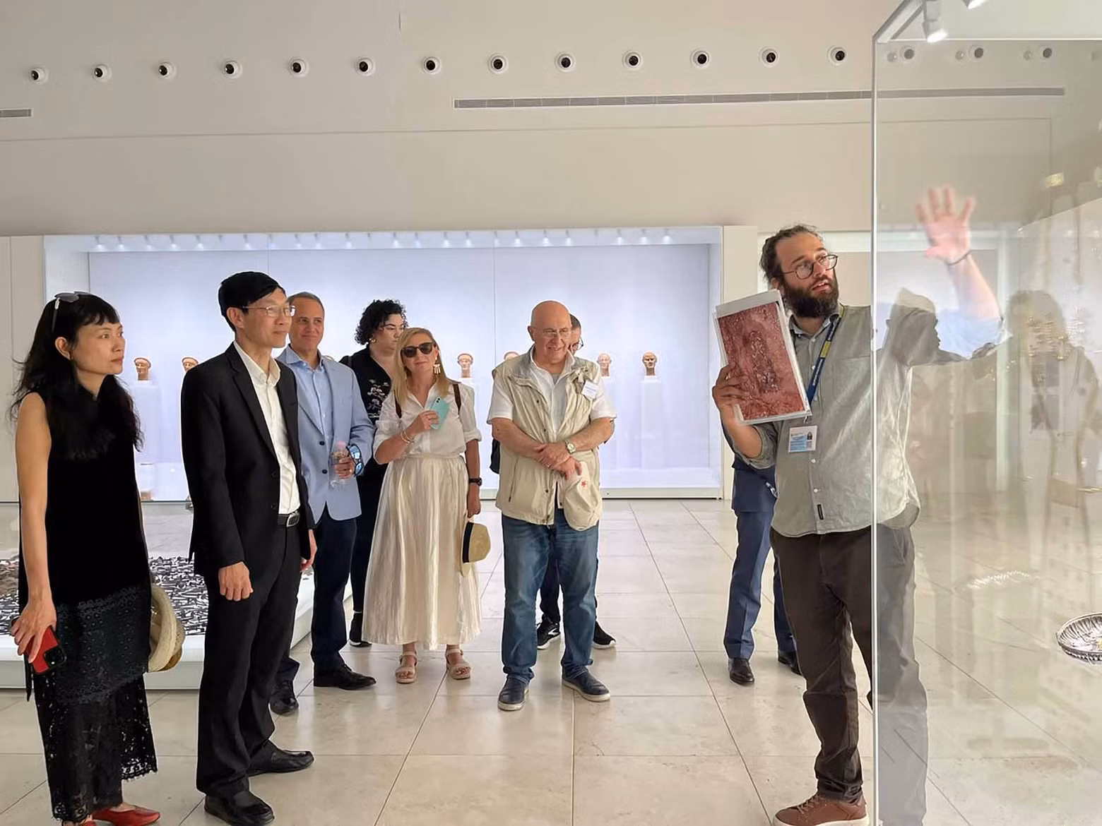 Dans le cadre du programme « Une journée à Aigai, première capitale de l’ancien royaume de Macédoine », les missions diplomatiques ont l'occasion de visiter le nouveau musée Aigai à Vergina et de découvrir le palais Aigai, l’un des trésors antiques de la Grèce où Alexandre le Grand fut proclamé roi de Macédoine en 336 av. J.-C. Photo: baoquocte.vn. Dans le cadre du programme « Une journée à Aigai, première capitale de l’ancien royaume de Macédoine », les missions diplomatiques ont l'occasion de visiter le nouveau musée Aigai à Vergina et de découvrir le palais Aigai, l’un des trésors antiques de la Grèce où Alexandre le Grand fut proclamé roi de Macédoine en 336 av. J.-C. Photo: baoquocte.vn.