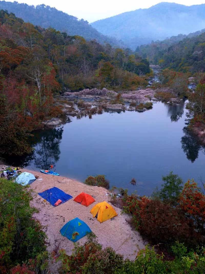 Le lac entouré de falaises et de terrains sont propices au camping, au kayak et à la baignade... Photo: Dinh Cong Luong.