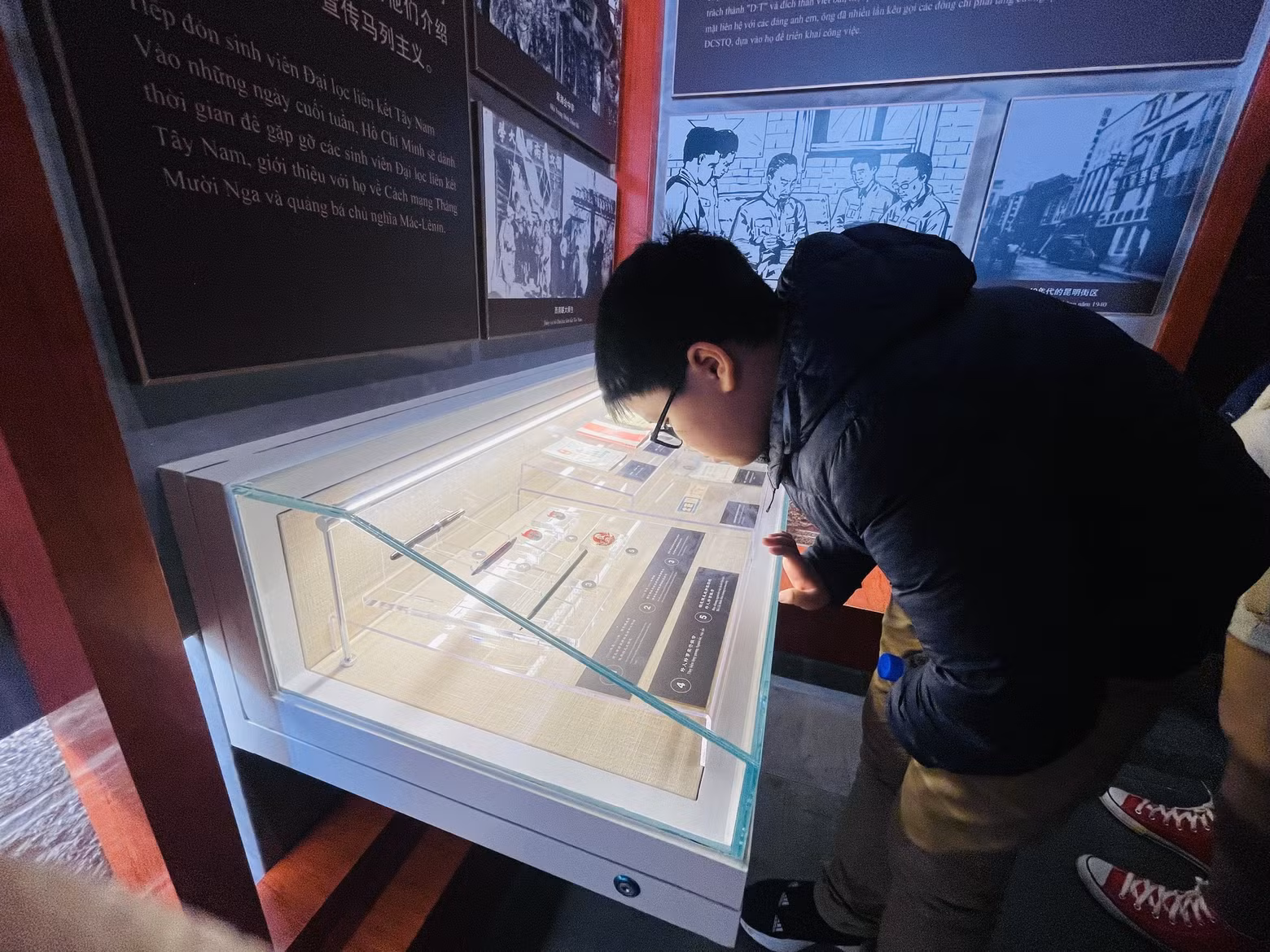 La visite du monument permet aux touristes de mieux comprendre la vie et la carrière révolutionnaire du Président Hô Chi Minh.
