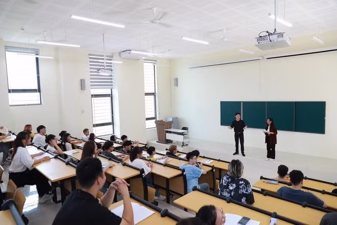 Dans une classe de l’Université de Hanoi. Photo : nhandan.vn
