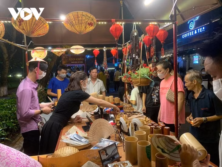 Un stand de produits artisanaux dans la rue nocturne de Huê. Photo : VOV. Un stand de produits artisanaux dans la rue nocturne de Huê. Photo : VOV.