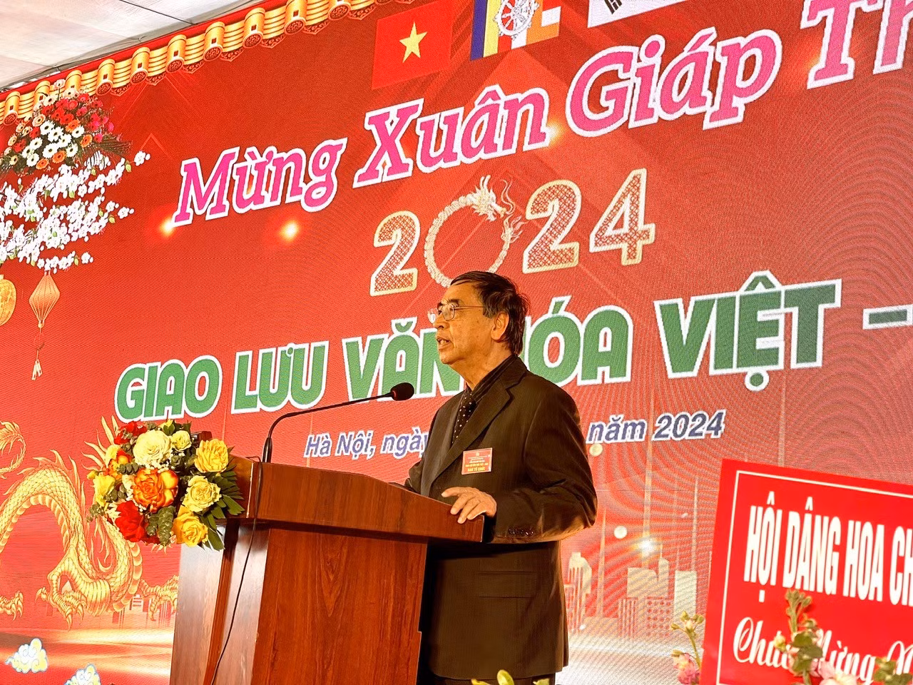 L’ambassadeur Nguyên Phu Binh, président de l’Association de Liaison des Vietnamiens résidant à l’étranger, s'exprime lors du programme. Photo : thoidai.vn L’ambassadeur Nguyên Phu Binh, président de l’Association de Liaison des Vietnamiens résidant à l’étranger, s'exprime lors du programme. Photo : thoidai.vn