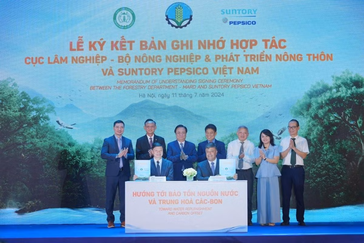 Cérémonie de signature du mémorandum d'accord sur la coopération dans le développement durable des forêts entre la société Suntory PepsiCo Vietnam et le ministère vietnamien de l'Agriculture et du Développement rural (aujourd'hui ministère de l'Agriculture et de l'Environnement). Photo : VOV.