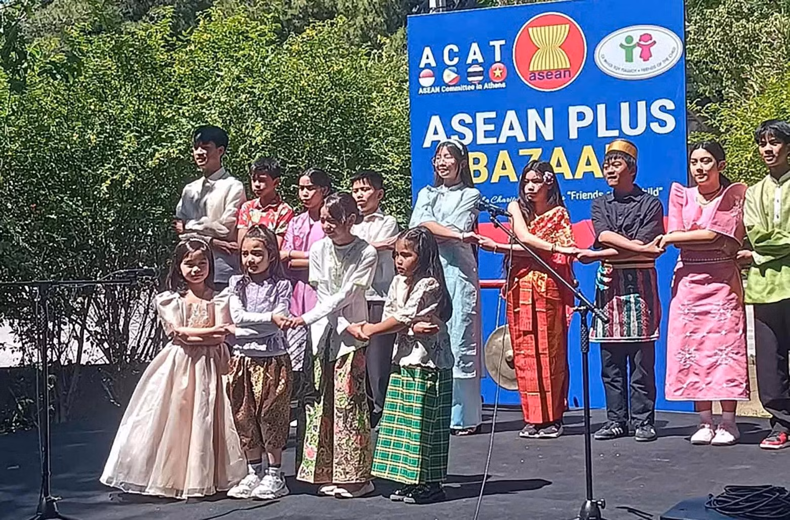 Lors de la foire, les visiteurs peut profiter des spectacles culturels uniques imprégnés de l’identité des pays de l’ASEAN, et découvrir l’artisanat traditionnel et de la cuisine diversifiée de ces pays. Photo : Ambassade du Vietnam en Grèce.