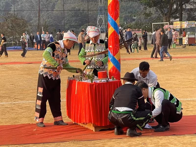 Chaque année à l’arrivée du printemps, les H'Mông de Yên Bai se rassemblent pour célébrer la fête Gâu Tào, priant les génies pour un temps favorable, la fertilité, la paix et la prospérité. Photo : NDEL.