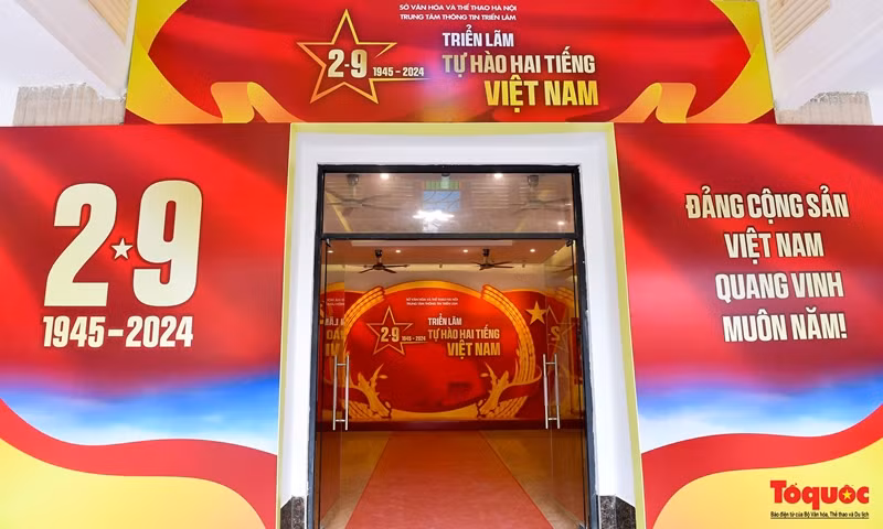 L’exposition «Fier de deux mots Vietnam» a été organisée à cette occasion dans la rue de Trang Tien. Photo : Toquoc.
