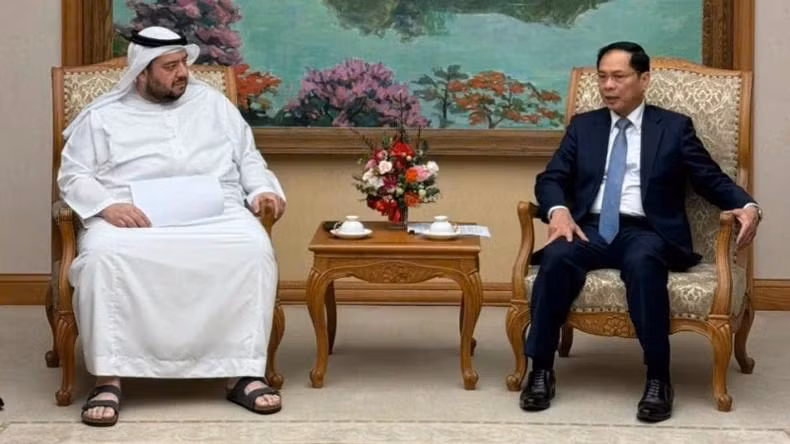 Appréciant l’environnement d’investissement et d’affaires au Vietnam, le ministre émirati Mohamed Alsuwaidi a affirmé la volonté de son pays de promouvoir une coopération plus étroite avec la partie vietnamienne dans les domaines à fort potentiel, tels que la haute technologie, l’intelligence artificielle, l’énergie et la logistique. Photo : baochinhphu.vn. Appréciant l’environnement d’investissement et d’affaires au Vietnam, le ministre émirati Mohamed Alsuwaidi a affirmé la volonté de son pays de promouvoir une coopération plus étroite avec la partie vietnamienne dans les domaines à fort potentiel, tels que la haute technologie, l’intelligence artificielle, l’énergie et la logistique. Photo : baochinhphu.vn.