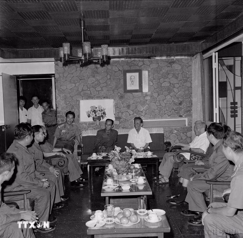 Le secrétaire général du Parti communiste du Vietnam, Le Duan, reçoit le vice-Premier ministre et ministre laotien de la Défense, Khamtay Siphandone, lors de sa visite d'amitié au Vietnam en 1977. Photo d'archives : VNA.