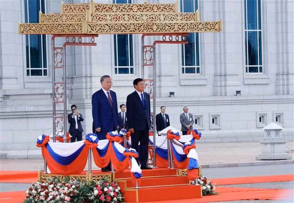 Cérémonie officielle d'accueil du Président vietnamien Tô Lâm, sous la présidence du Secrétaire général du Comité central du Parti populaire révolutionnaire du Laos et Président laotien, Thongloun Sisoulith, le 11 juillet à Vientiane. Photo: VNA.