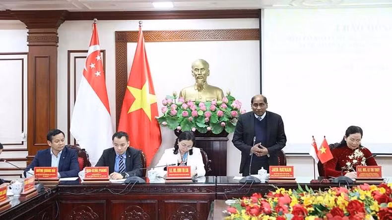 Selon l’ambassadeur Jaya Ratnam, Singapour est prête à soutenir la province de Ha Nam dans l’éducation et la formation des ressources humaines hautement qualifiées. Photo : NDEL.