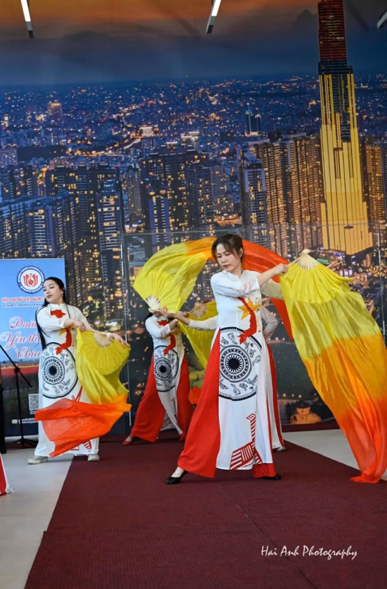 L'ao dai n'est pas seulement un costume, c’est aussi une œuvre d'art qui représente la beauté et l'élégance des femmes vietnamiennes. Photo : Hai Anh