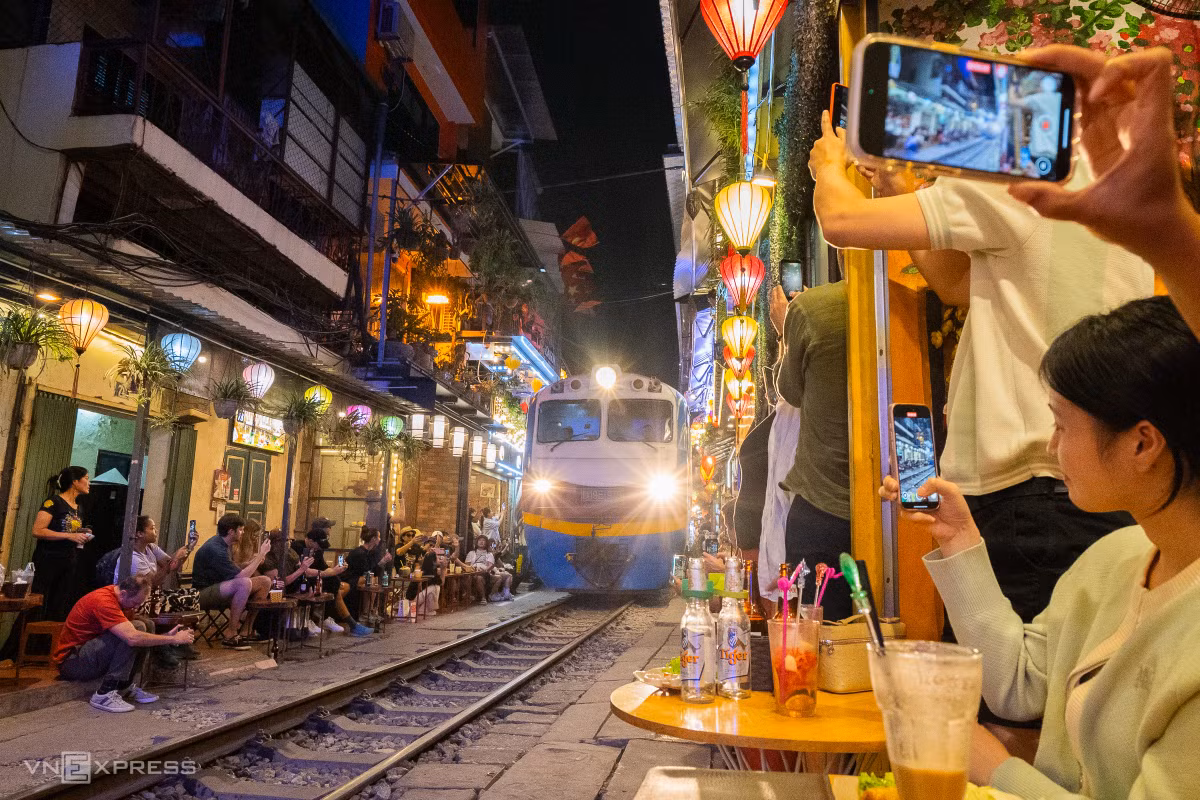 Pour de nombreux touristes, l’expérience de voir le train passer à seulement un mètre de leur siège est fascinante. "J'ai découvert cet endroit sur les réseaux sociaux, c'est une expérience particulière, je reviendrai dans quelques années", a déclaré Milena, une touriste allemande.