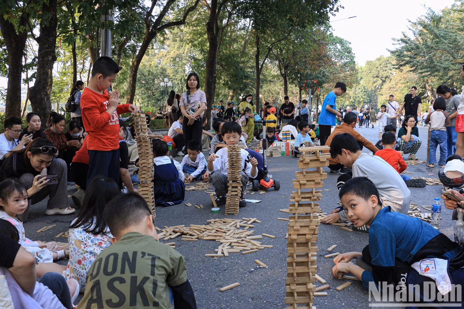Les espaces dédiés aux jeux folkloriques attirent un grand nombre d’enfants.