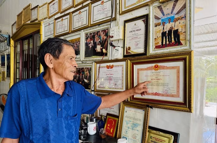 Avec ses réalisations exceptionnelles, Vo Van Em a reçu un certificat de mérite du Premier ministre. Photo: Hông Câm/danviet.vn Avec ses réalisations exceptionnelles, Vo Van Em a reçu un certificat de mérite du Premier ministre. Photo: Hông Câm/danviet.vn