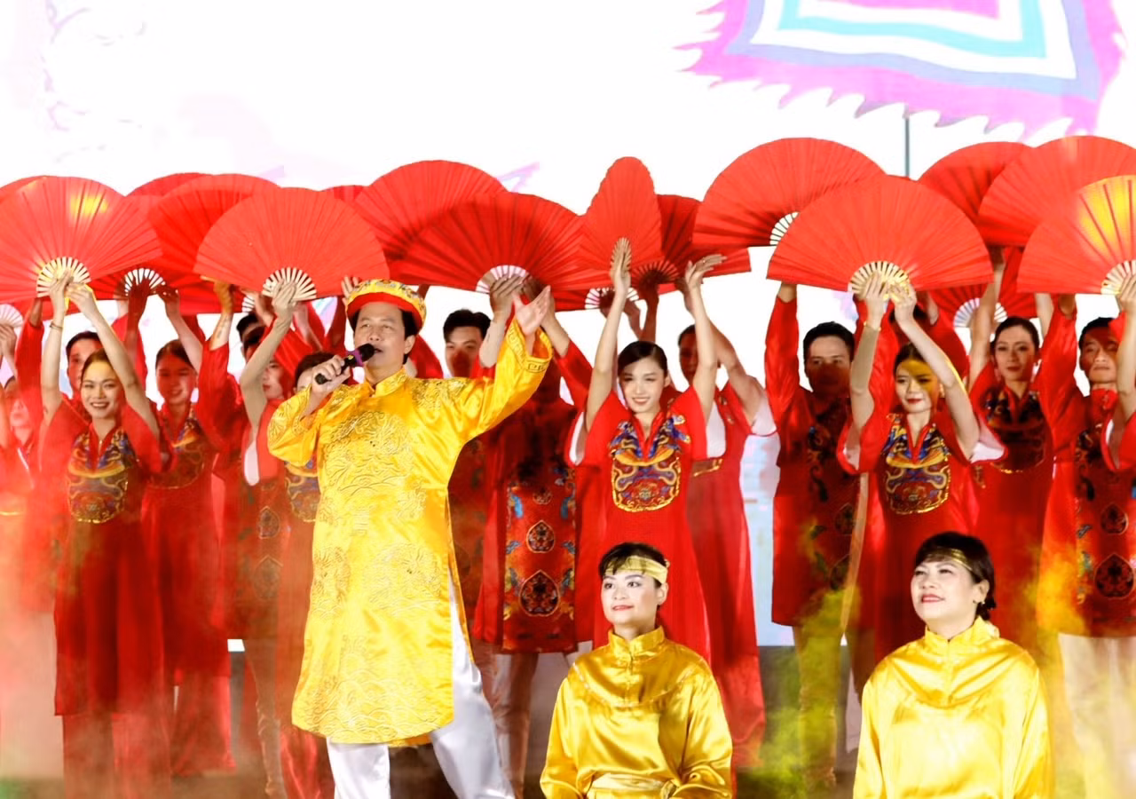 Un numéro artistique lors de la cérémonie d'ouverture de la Semaine de « Grande solidarité des ethnies — Patrimoine culturel du Vietnam 2023 ». Photo : NDEL.