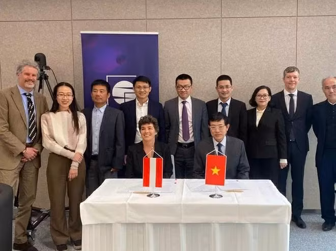 Le forum permet de jeter les bases solides pour une coopération approfondie entre le Vietnam et l'Autriche dans les domaines stratégiques tels que le transfert de technologie, la formation de ressources humaines de haute qualité, et surtout l’édification d’une plateforme commune pour un avenir numérique prospère, durable et inclusif. Photo : VNA Le forum permet de jeter les bases solides pour une coopération approfondie entre le Vietnam et l'Autriche dans les domaines stratégiques tels que le transfert de technologie, la formation de ressources humaines de haute qualité, et surtout l’édification d’une plateforme commune pour un avenir numérique prospère, durable et inclusif. Photo : VNA