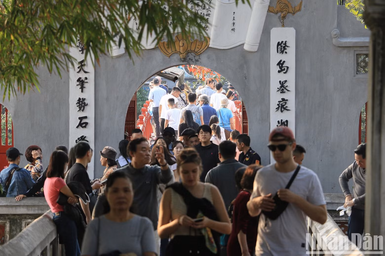 Le lac Hoàn Kiêm est certainement le centre touristique de Hanoï, qui attire non seulement les gens des autres provinces du pays, mais aussi les touristes étrangers. Les espaces piétonniers autour de lac Hoàn Kiêm sont une destination attrayante, avec en moyenne de 15 000 à 20 000 personnes chaque soir.