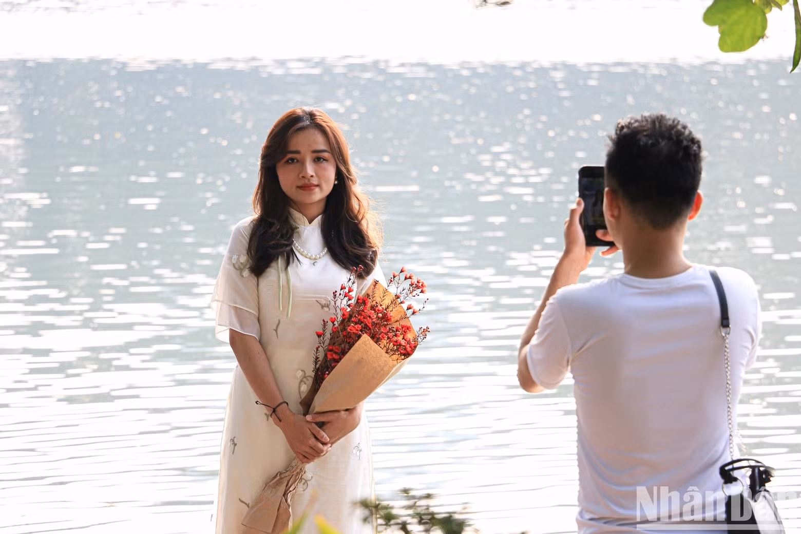 Profitant du dernier jour des vacances, de nombreux jeunes sont allés au lac Hoàn Kiêm pour prendre des photos avec des ao dai (tunique traditionnelle vietnamienne).