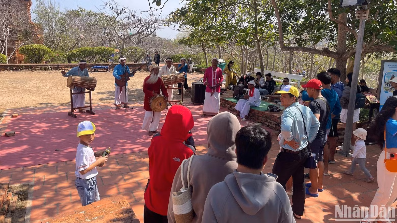 À Binh Thuan, les sites équipés de panneaux NFC sont le site historique de l’école Duc Thanh (situé dans l’enceinte du Musée Hô Chi Minh à Binh Thuan), la tour Pô Sah Inu (dans la ville de Phan Thiêt) et la zone écotouristique de Bau Trang (dans le district de Bac Binh). Photo : NDEL.
