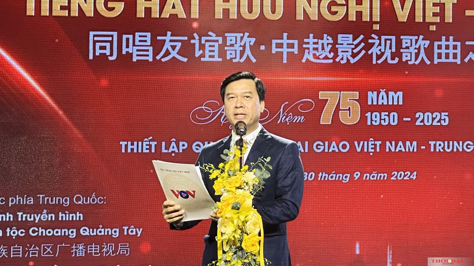 Le directeur général adjoint de la Voix du Vietnam (VOV), Ngo Minh Hien, s’est déclaré convaincu que le programme « Le chant de l’amitié Vietnam — Chine » contribuerait à relier les peuples vietnamien et chinois, à consolider et à renforcer leur amitié étroite, ainsi qu’à promouvoir les relations de partenariat stratégique à long terme entre les deux pays. Photo : thoidai.com.vn. Le directeur général adjoint de la Voix du Vietnam (VOV), Ngo Minh Hien, s’est déclaré convaincu que le programme « Le chant de l’amitié Vietnam — Chine » contribuerait à relier les peuples vietnamien et chinois, à consolider et à renforcer leur amitié étroite, ainsi qu’à promouvoir les relations de partenariat stratégique à long terme entre les deux pays. Photo : thoidai.com.vn.