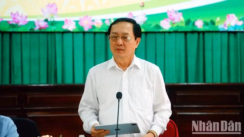 Huynh Thanh Dat, chef adjoint de la Commission centrale de la propagande et de la mobilisation de masse du Parti, prend la parole lors du colloque. Photo : NDEL