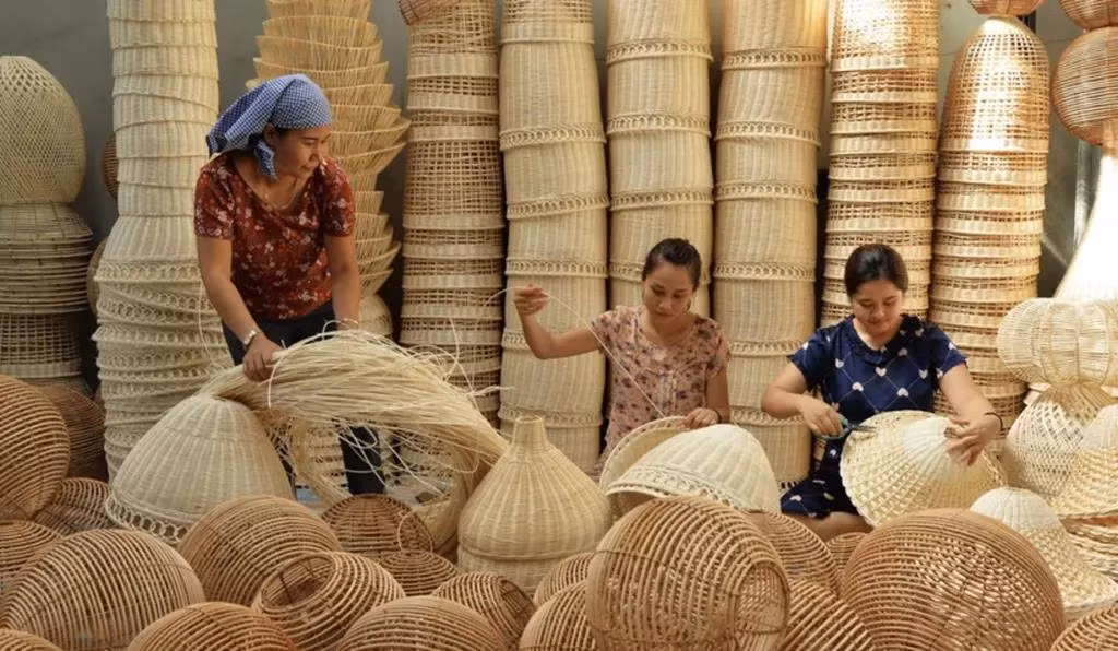 Le Vietnam compte plus de 1 000 villages de fabrication des produits en rotin et en bambou, représentant 24 % du nombre total de villages artisanaux. Photo : congthuong.vn.