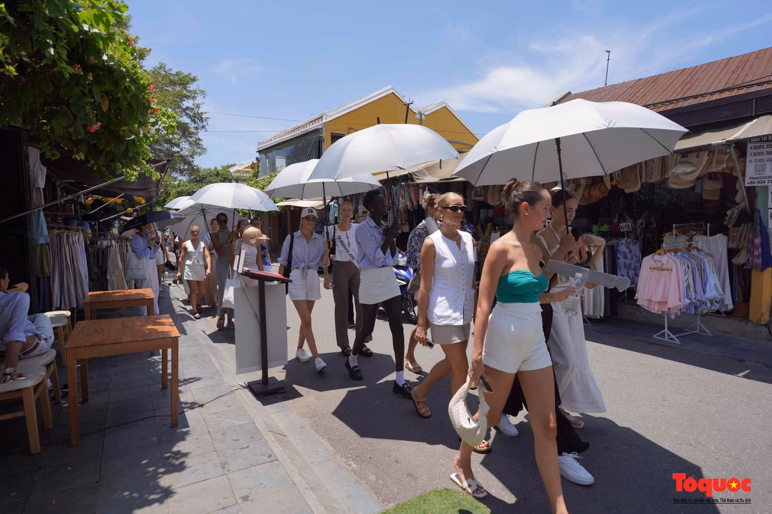 Durant leur visite à Hôi An, les miss australiennes ont séjourné au complexe de villégiature et de divertissement Hoiana Resort &amp; Golf. Elles ont profité des services haut de gamme du complexe et des classes de cuisine traditionnelle vietnamienne, en plus de participer aux épreuves secondaires du concours de Miss Univers Australia 2024. Photo: toquoc.vn.