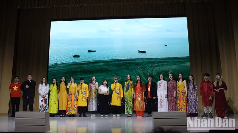 L'événement revêt une signification importante, faisait partie des célébrations du 75e anniversaire de l'établissement des relations diplomatiques entre le Vietnam et la Russie. Photo : NDEL. L'événement revêt une signification importante, faisait partie des célébrations du 75e anniversaire de l'établissement des relations diplomatiques entre le Vietnam et la Russie. Photo : NDEL.