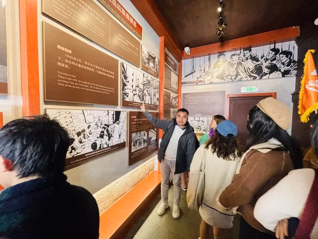 Les visiteurs étudient attentivement chaque information et image sur le Président Hô Chi Minh et ses activités révolutionnaires pendant les années 1940 – 1941 en Chine.