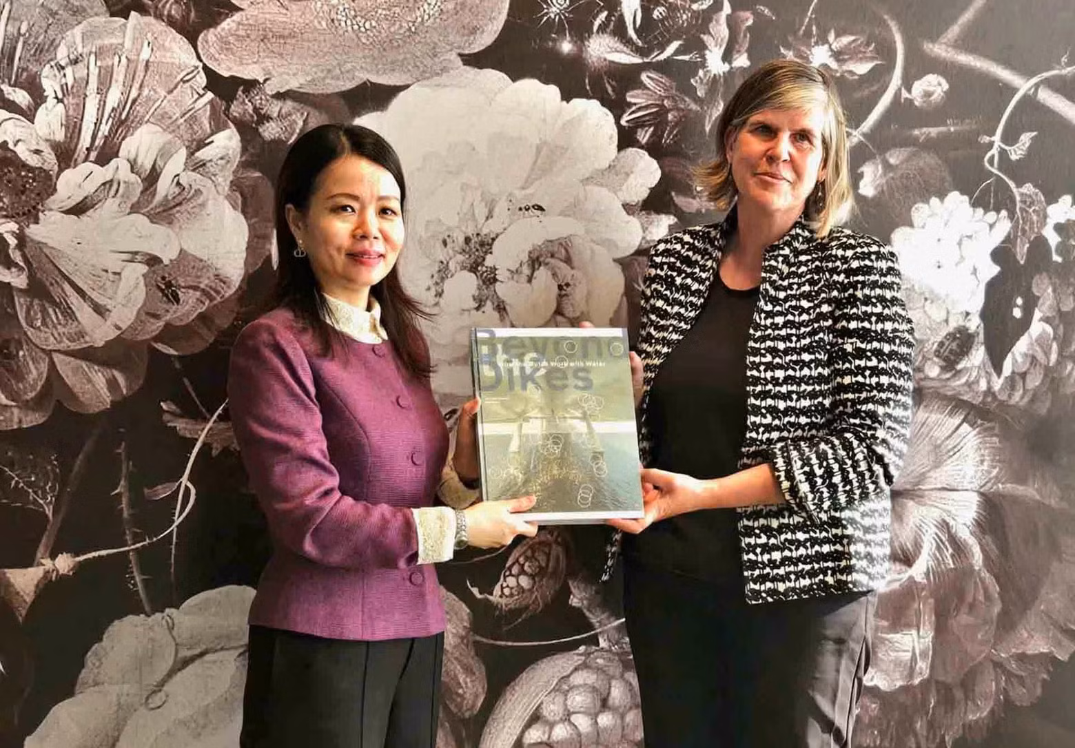 La vice-ministre vietnamienne des Affaires étrangères, Nguyen Minh Hang (à gauche), et l’envoyée spéciale du gouvernement néerlandais pour les ressources en eau, Meike van Ginneken. Photo: baoquocte La vice-ministre vietnamienne des Affaires étrangères, Nguyen Minh Hang (à gauche), et l’envoyée spéciale du gouvernement néerlandais pour les ressources en eau, Meike van Ginneken. Photo: baoquocte
