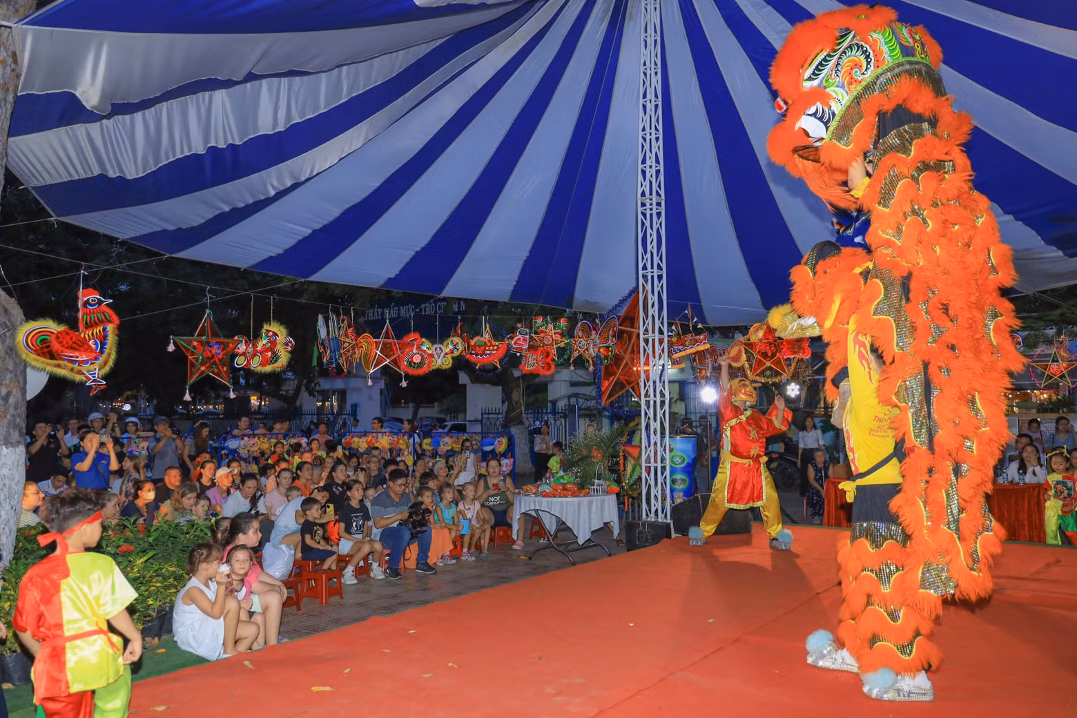 Un spectacle artistique lors du programme « Joyeuse fête de la mi-automne — Clair de lune paisible », le 16 septembre à l’école primaire Phuoc Tien, dans la ville de Nha Trang, province de Khanh Hoa (au Centre). Photo : baokhanhhoa.vn. Un spectacle artistique lors du programme « Joyeuse fête de la mi-automne — Clair de lune paisible », le 16 septembre à l’école primaire Phuoc Tien, dans la ville de Nha Trang, province de Khanh Hoa (au Centre). Photo : baokhanhhoa.vn.