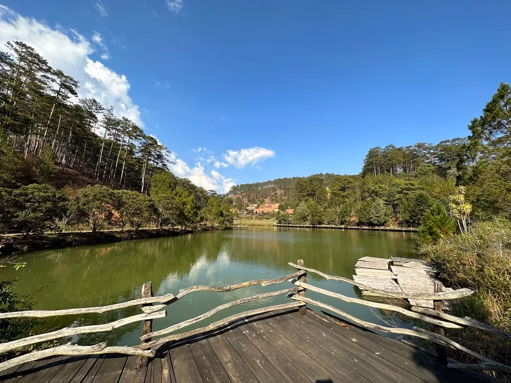 Un lac au milieu du village de Cù Lân, niché dans les forêts de pins.