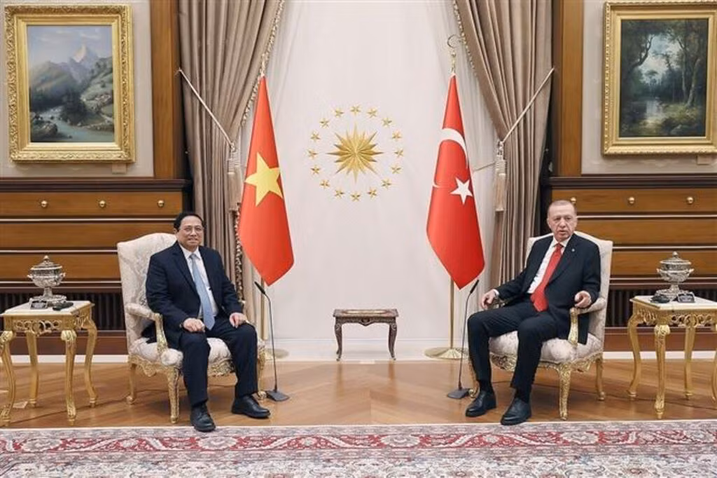 Le PM vietnamien, Pham Minh Chinh (à gauche) est reçu par le Président turc, Recep Tayyip Erdoğan, le 29 novembre à Ankara. Photo : VNA.