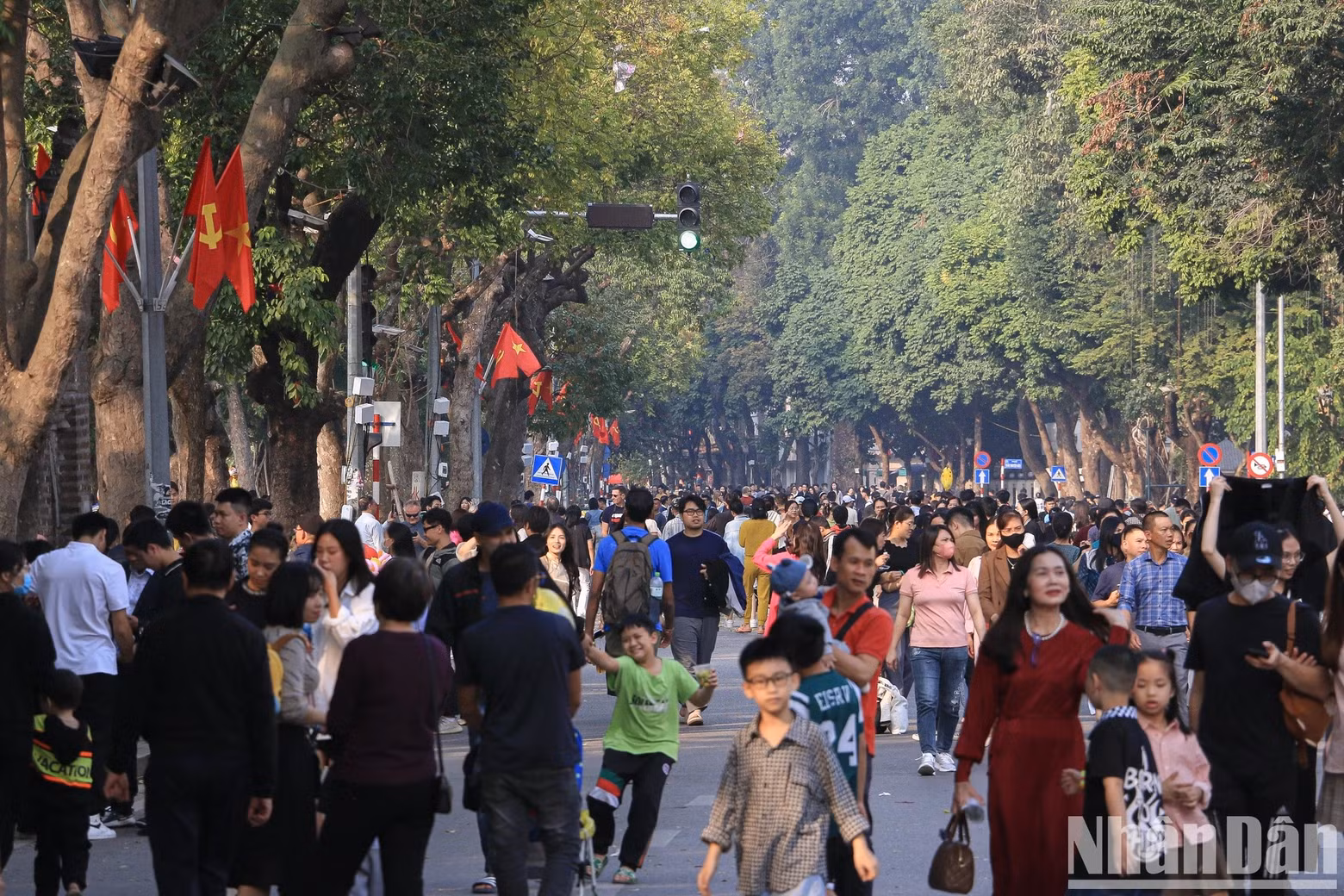 Les grandes places du centre-ville et les alentours du lac Hoàn Kiêm en particulier à Hanoï sont bondés de monde pendant les jours fériés.