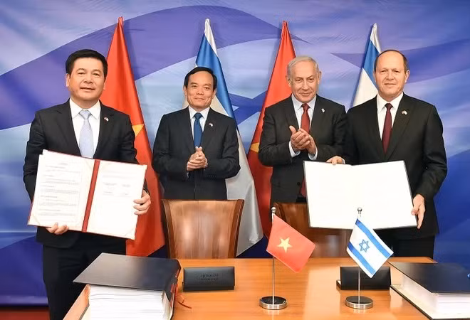 Cérémonie de signature de l'Accord de libre-échange Vietnam - Israël, le 25 juillet 2023, à l'occasion de la visite officielle en Israël du vice-Premier ministre vietnamien Tran Luu Quang, aujourd’hui chef de la Commission économique du Comité central du Parti communiste vietnamien. Photo: VNA Cérémonie de signature de l'Accord de libre-échange Vietnam - Israël, le 25 juillet 2023, à l'occasion de la visite officielle en Israël du vice-Premier ministre vietnamien Tran Luu Quang, aujourd’hui chef de la Commission économique du Comité central du Parti communiste vietnamien. Photo: VNA