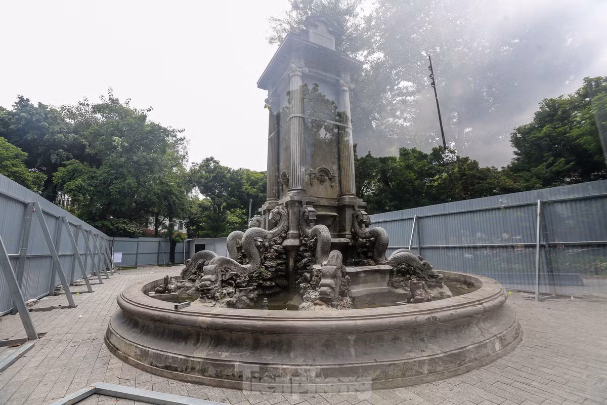 Le jardin de Dien Hong couvre sur une superficie totale de 4 240 m2, dans le quartier de Trang Tien, à l’intersection des rues Ngo Quyen — Ly Thai To — Le Phung Hieu, dans l’arrondissement de Hoan Kiem. Il a été construit par les Français en 1901, d’où son ancien nom Laurent Chavassieux. Photo : tienphong.vn.