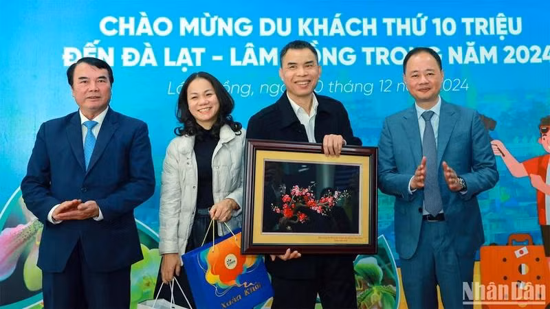 Nguyên Dang Dung, un Hanoïen, a franchi le cap symbolique du 10 millionième visiteur de Dà Lat. Photo : NDEL.