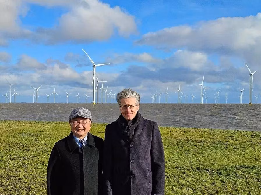 L'ambassadeur Ngo Huong Nam visite le parc éolien de la société néerlandaise Pondera, qui envisage d'investir dans un projet d'énergie éolienne offshore dans la province de Thai Binh (au Nord du Vietnam). Photo : Ambassade du Vietnam aux Pays-Bas.